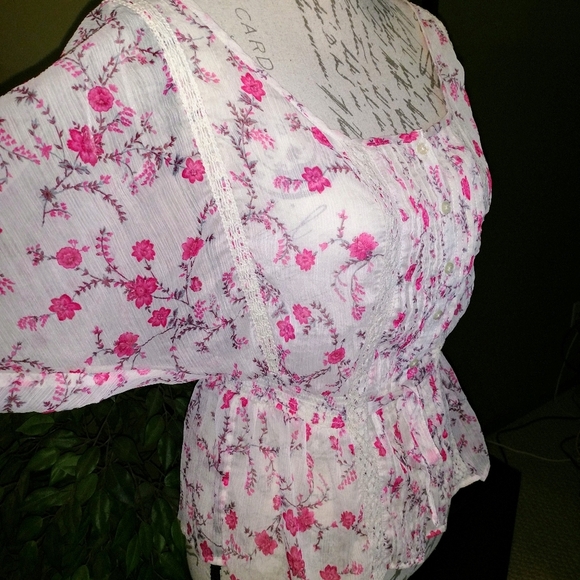 Guess Shirt Size Medium Pink Cream Floral! - Picture 14 of 16